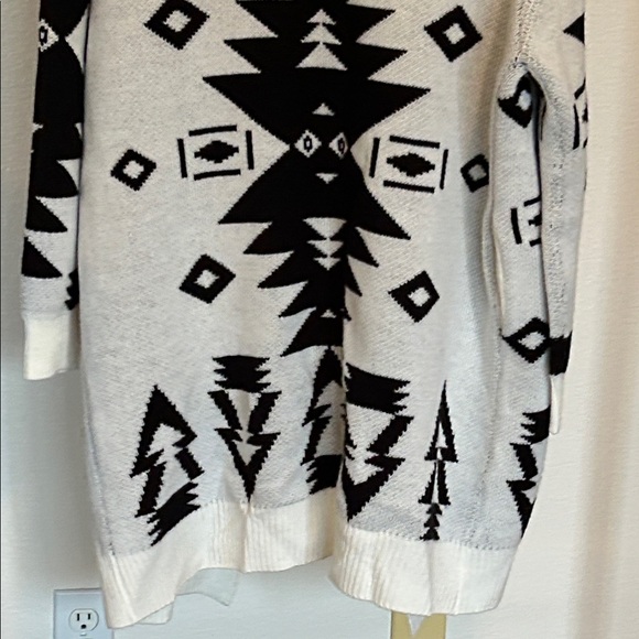 Stylish Black and White AztecPattern Cardigan - Picture 6 of 10